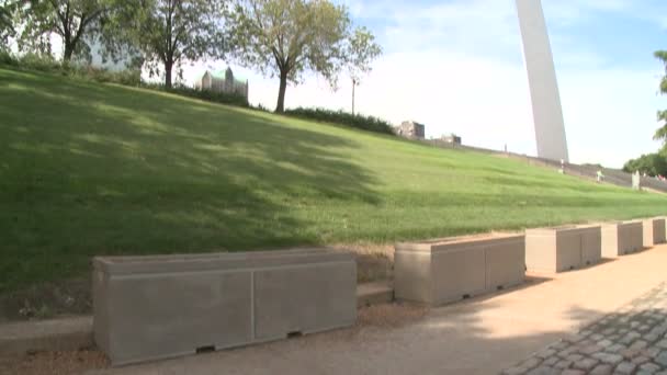 Gateway Arch in de stad van St. Louis — Stockvideo