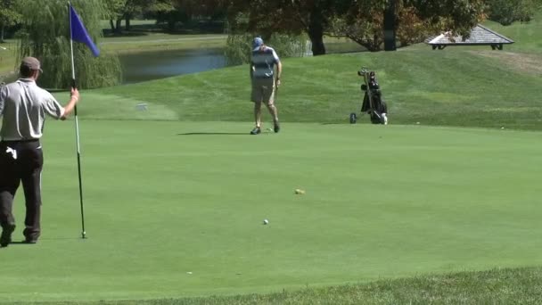 Golfistas en el campo de golf — Vídeos de Stock