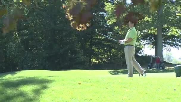 Golfista prende un swing pratica — Video Stock