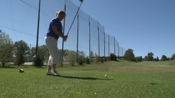 Femmina golfista si prepara a guidare palla — Video Stock