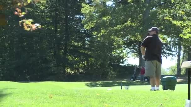 Golfista prende un swing pratica — Video Stock