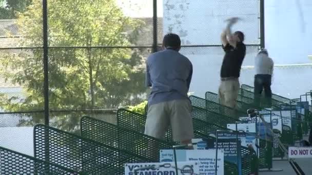 Golfers oefenen op de drivingrange — Stockvideo