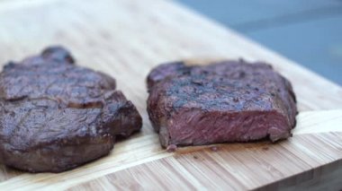 Biftek kesme tahtası üzerinde