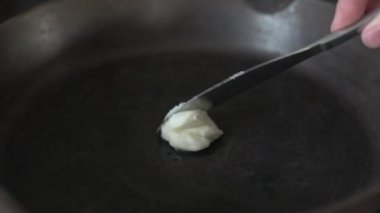 Bir tavada tereyağı erime bir sahne
