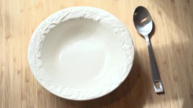 kaşık ile ahşap masa
