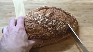 taze ekmek dilimleme kişi