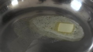 Bir tavada tereyağı erime bir sahne