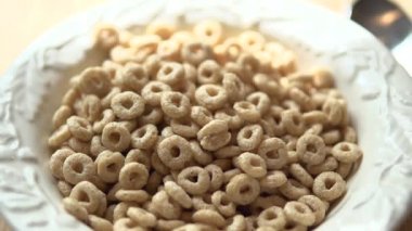 Sahne yavaş çekimde bir kase mısır gevreği