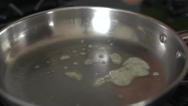 Cuisines aux œufs sur poêle 