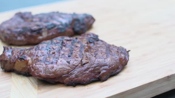 Steak on cutting board — Stock Video