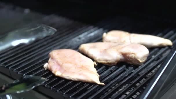 Fleischbraten auf dem Grill — Stockvideo