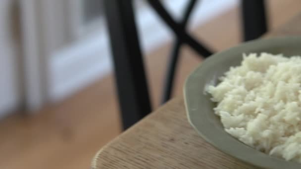 Arroz hervido en un plato — Vídeos de Stock