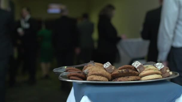 Una visión de los alimentos que se ofrecen a los profesionales en un evento — Vídeo de stock