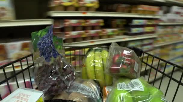 Jelenet a tipikus amerikai élelmiszer-áruház — Stock videók