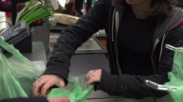 Scenes from a typical American grocery store — Stock Video