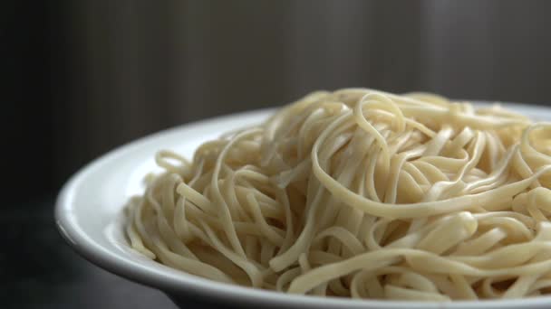 Een bord verse spaghetti pasta in een kom — Stockvideo