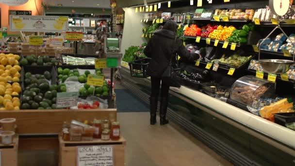 Scènes uit een typische Amerikaanse supermarkt — Stockvideo