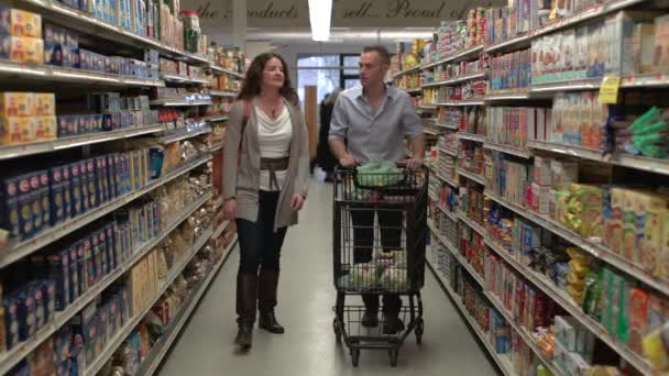 Couple shopping for groceries — Stock Video