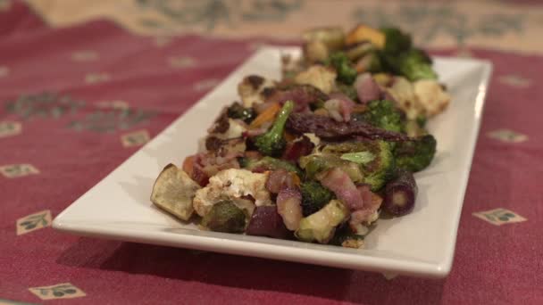 Plato de nueces en la mesa — Vídeos de Stock