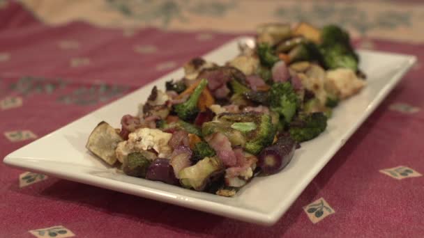 Вид на подрібнені овочі поміщають на сковороду — стокове відео