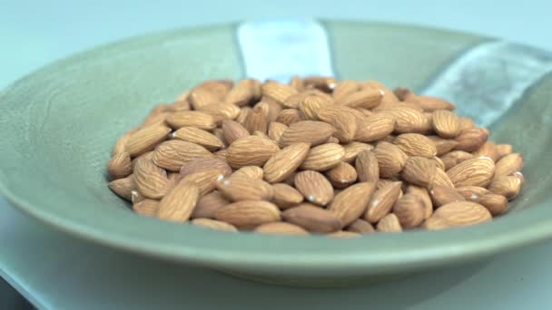 Plato de nueces en la mesa — Vídeo de stock