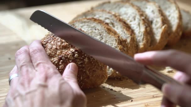 신선한 빵을 자르는 사람 — 비디오