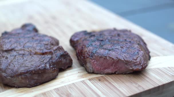 Filete en la tabla de cortar — Vídeos de Stock