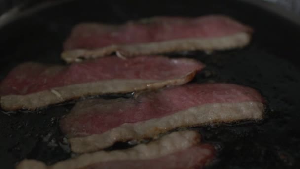 Friggere la carne cruda — Video Stock