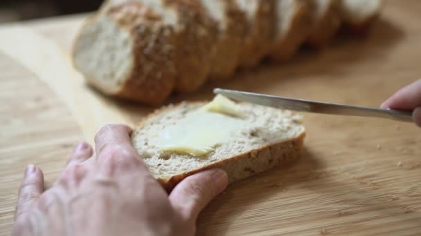 Persona mantequilla rebanada de pan — Vídeos de Stock