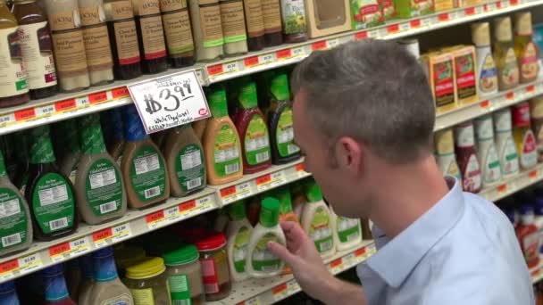 Scènes uit een typische Amerikaanse supermarkt — Stockvideo