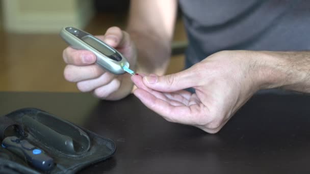 Homem fazendo testes de diabetes — Vídeo de Stock