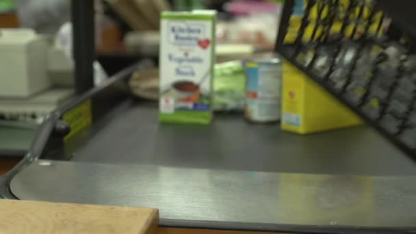 Escenas de una típica tienda de comestibles americana — Vídeo de stock