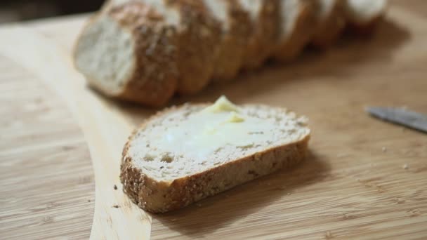 Gesneden vers brood op tafel — Stockvideo