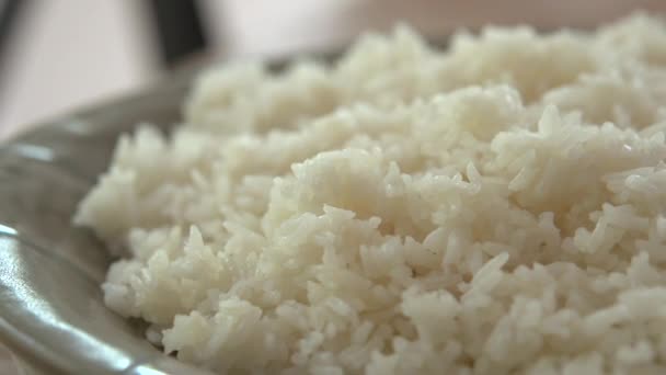 Boiled rice in a plate — Stock Video