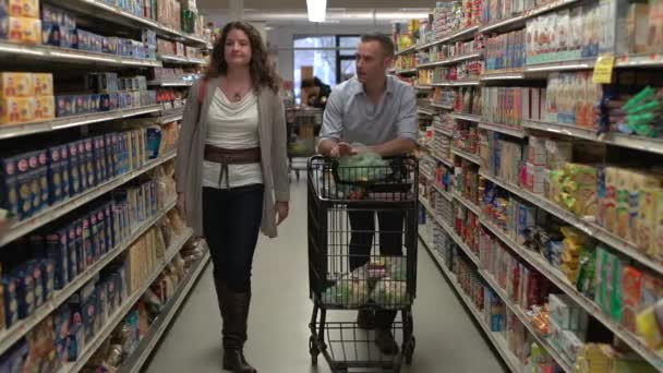 食料品の買い物のカップル — ストック動画