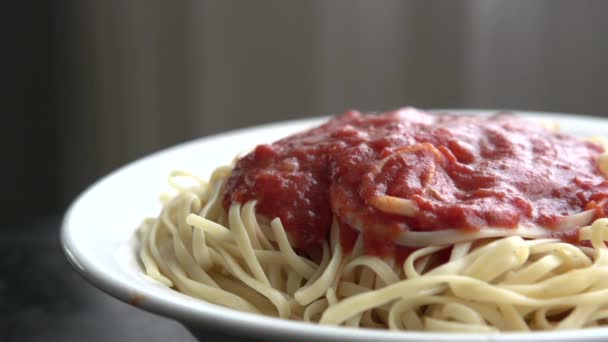 Pasta italiana con salsa de tomate — Vídeo de stock