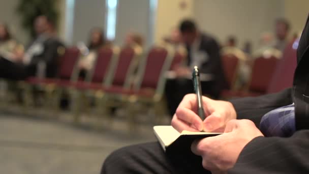 Una persona de negocios tomando notas en papel con una pluma — Vídeo de stock