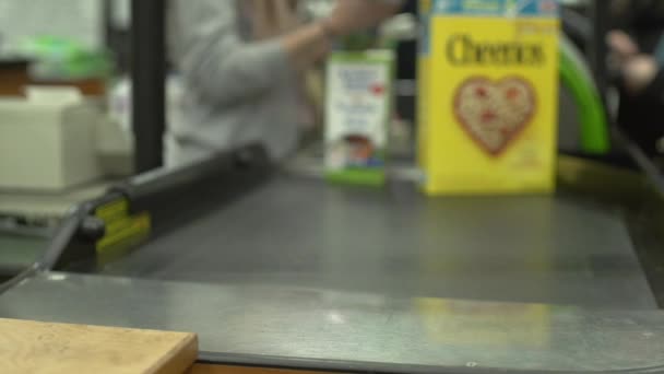 Сцены из типичного американского продуктового магазина — стоковое видео