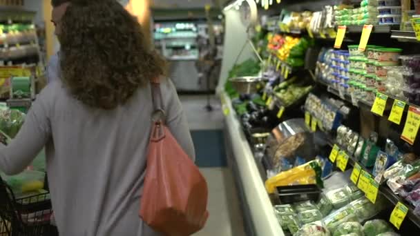 Paar kauft Lebensmittel ein — Stockvideo