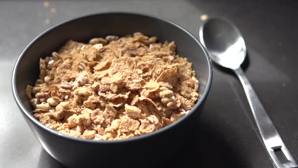 Una escena de cereal de desayuno en un tazón en cámara lenta — Vídeos de Stock