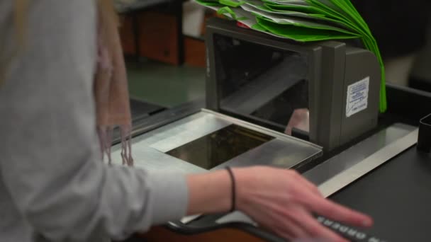 Escenas de una típica tienda de comestibles americana — Vídeo de stock