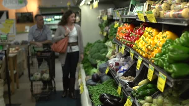 Paar kauft Lebensmittel ein — Stockvideo