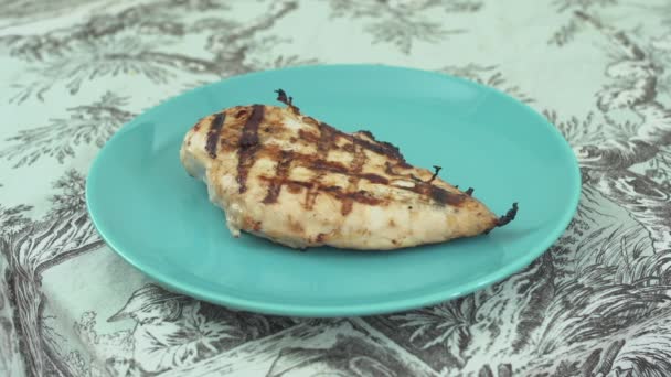 Un plato de pollo a la parrilla — Vídeos de Stock