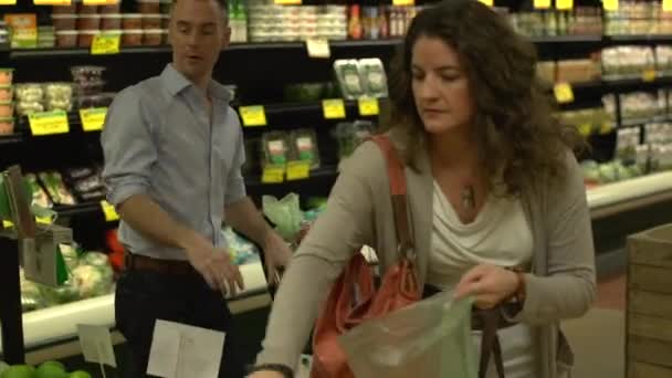 Un par de compras de comestibles — Vídeo de stock