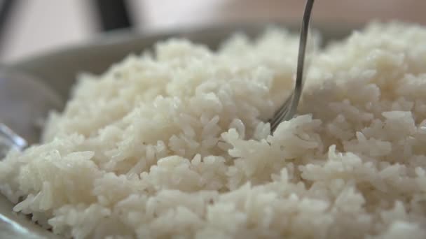 Варёный рис в тарелке — стоковое видео