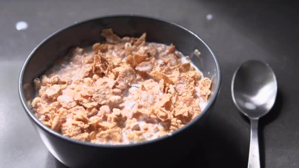 Сцена завтрака хлопья в миске в замедленной съемке — стоковое видео