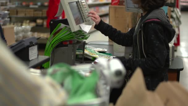 Escenas de una típica tienda de comestibles americana — Vídeos de Stock