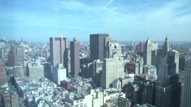 Uitzicht op gebouwen in New York stad gezien vanaf hoog — Stockvideo