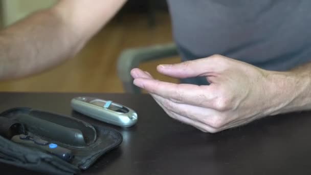 Man doing diabetes testing — Stock Video