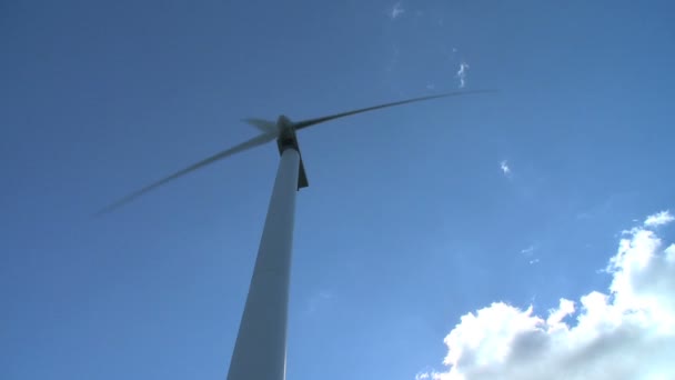 Větrná turbína vytváří energii — Stock video